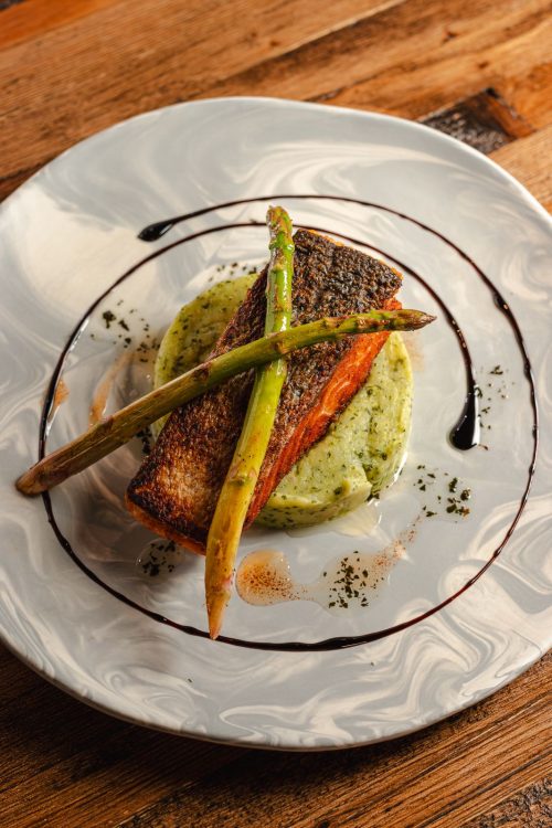 Salmón con Puré al Pesto Cremoso y Espárragos Salteados al Vino