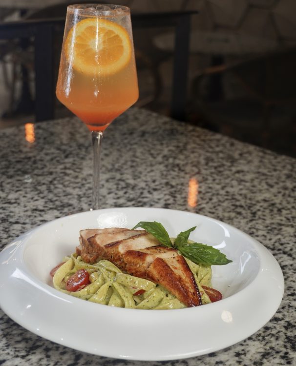 Pollo con Fetuccine al pesto cremoso