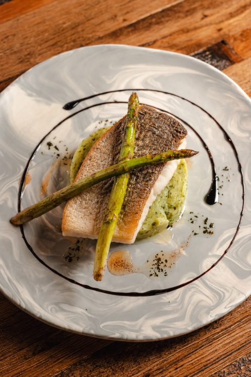 Róbalo Con Puré al Pesto Cremoso y Espárragos Salteados al Vino