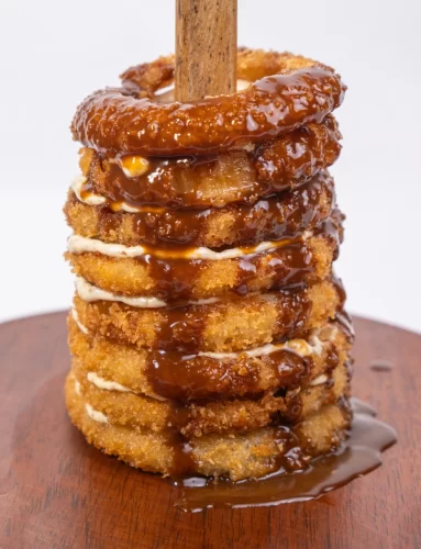 Aros de Cebolla con BBQ de Coco y Lima