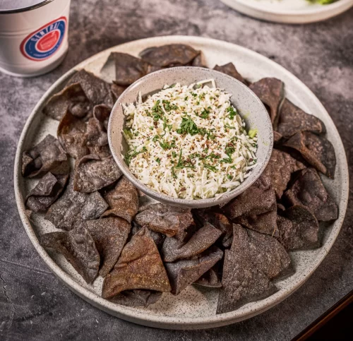 Totopos con Guacamole de Chiplote