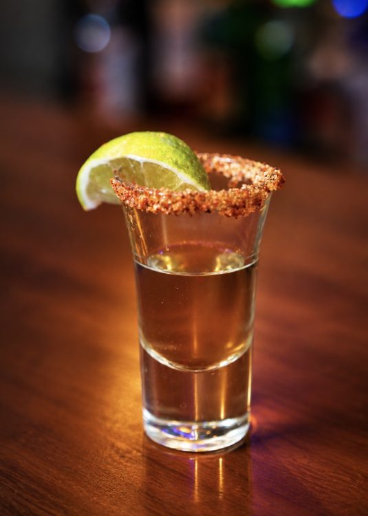 SHOT RON O WHISKY