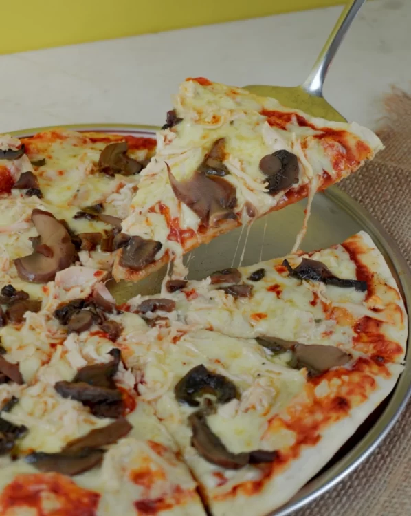 Pizza Pollo con Champiñones