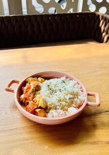 Caserito de Pollo Encocado