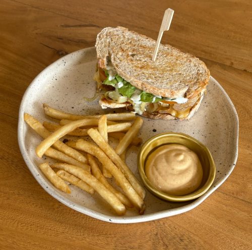 Sándwich de queso fundido y pollo