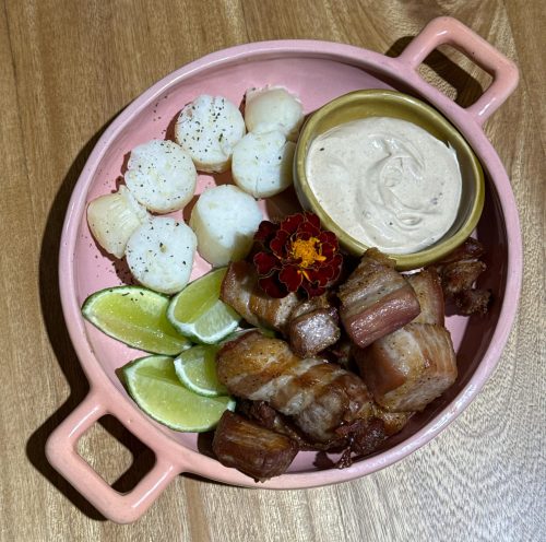 Chicharrón con bollo