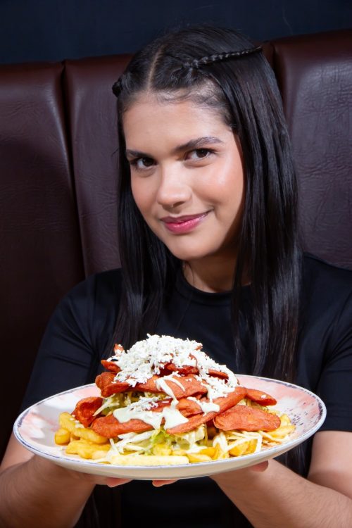 Salchipapa sencilla gratinada con Cocacola 250