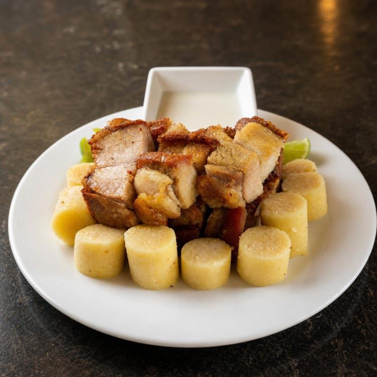 Chicharrón Frito con Bollo
