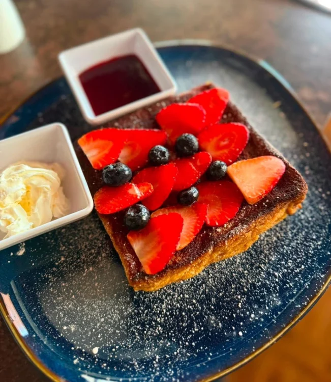 Con Frutos Rojos y Crema
