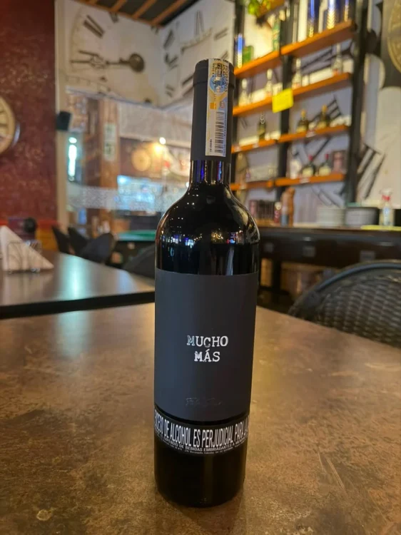 Mucho Más Black Red Blend