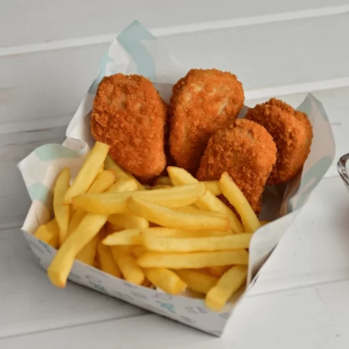 Nuggets de Pollo con Papitas Fritas