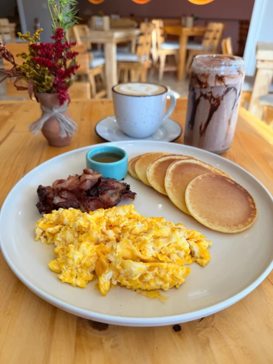 Pancakes con Huevo y Tocineta