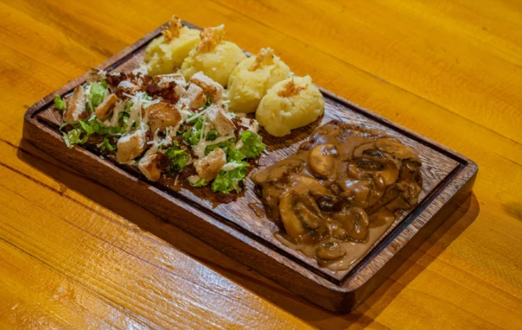 Lomo en Salsa de Champiñones