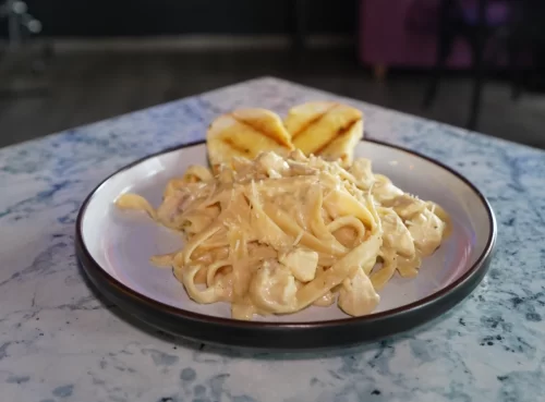 Pasta Alfredo con Pollo