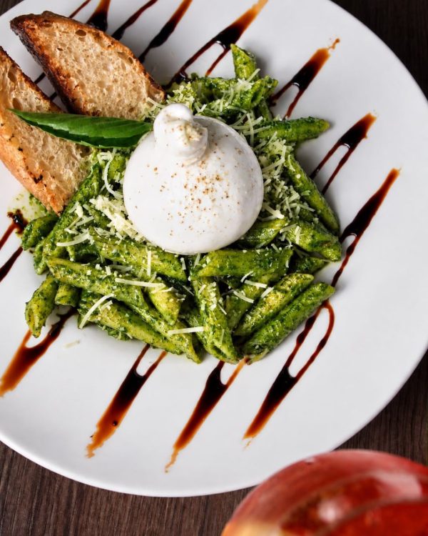 PENNE AL PESTO Y BURRATA