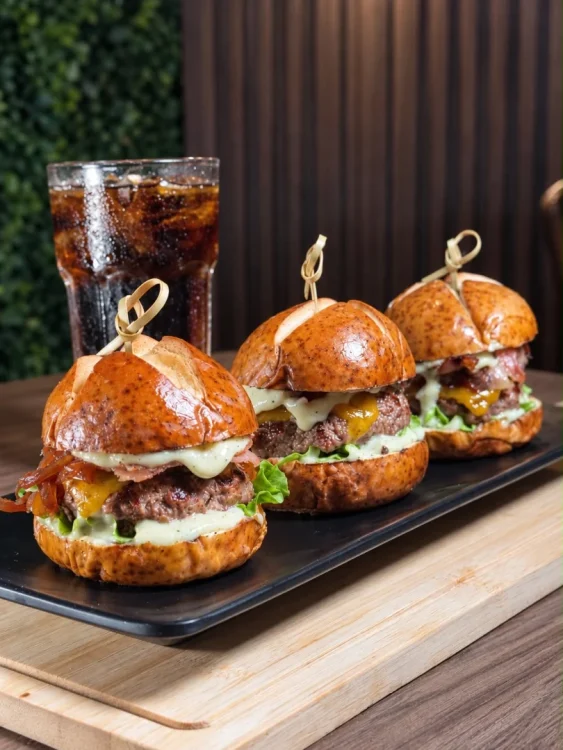 MINI BURGER LUGU | PEQUEÑA EN TAMAÑO, GRANDE EN SABOR