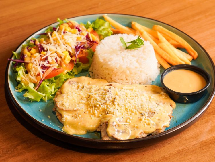 Lunch Pechuga en salsa de champiñones