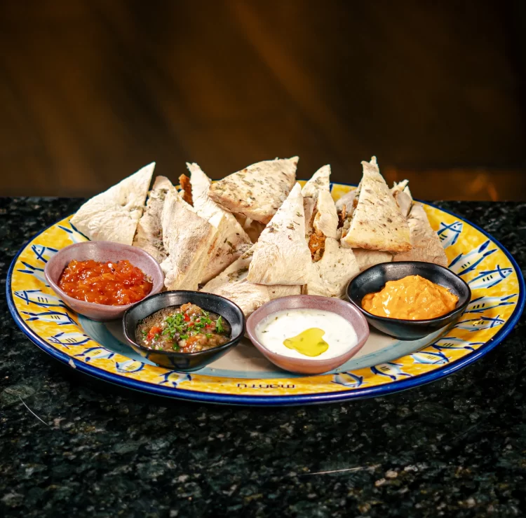 Dips Mediterráneos y Pita a la Parrilla
