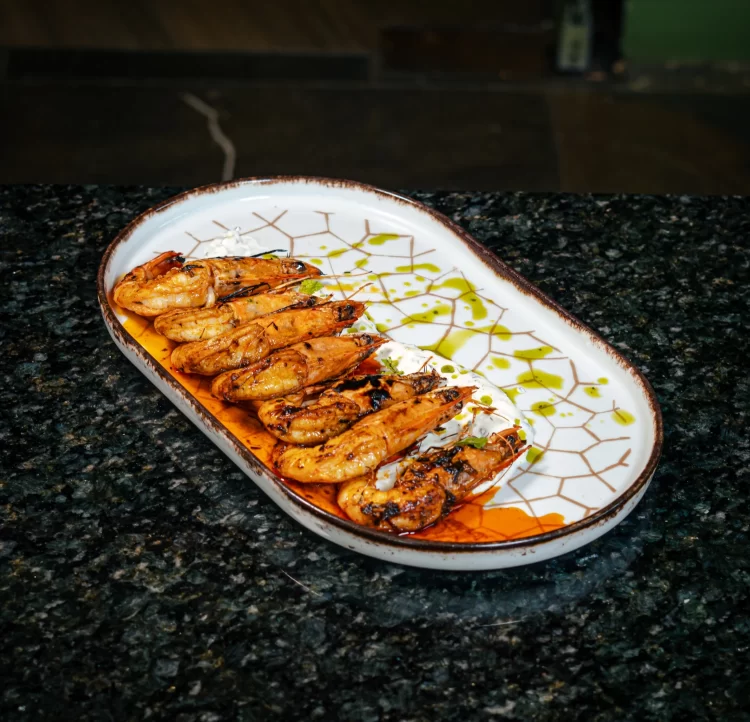 Langostinos con Mantequilla de Papikra Ahumada con Salsa de Yogur Griego