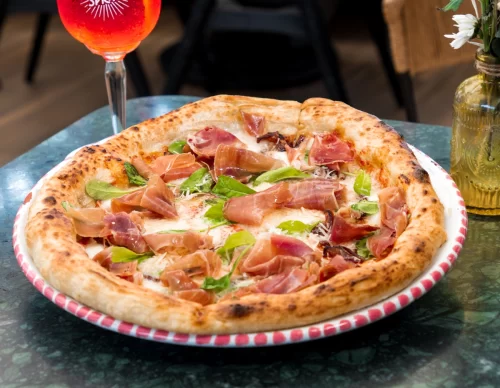 Prociutto con Datiles y Rugula Baby