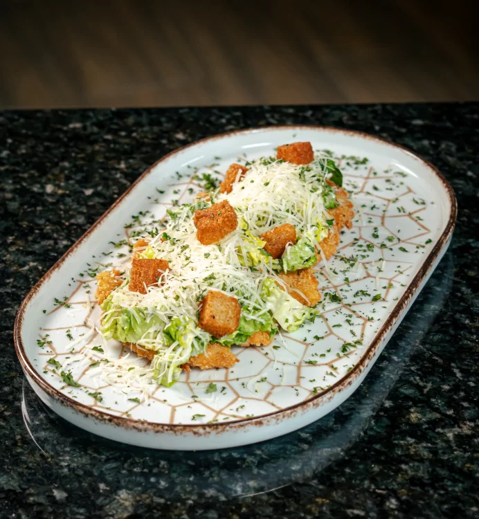 Pollo a la Parmigiana con Ensalada Cesar