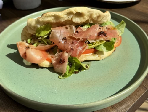 Sandwich Pizza de Prosciutto con Miel de Trufa al Horno de Leña