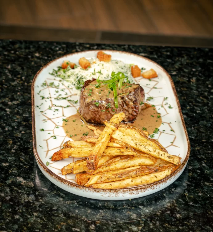 Solomillo a la Pimienta con Papas Fritas