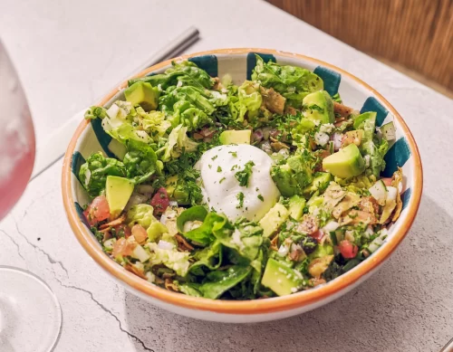 Ensalada Fattush con Burrata & Aguacate