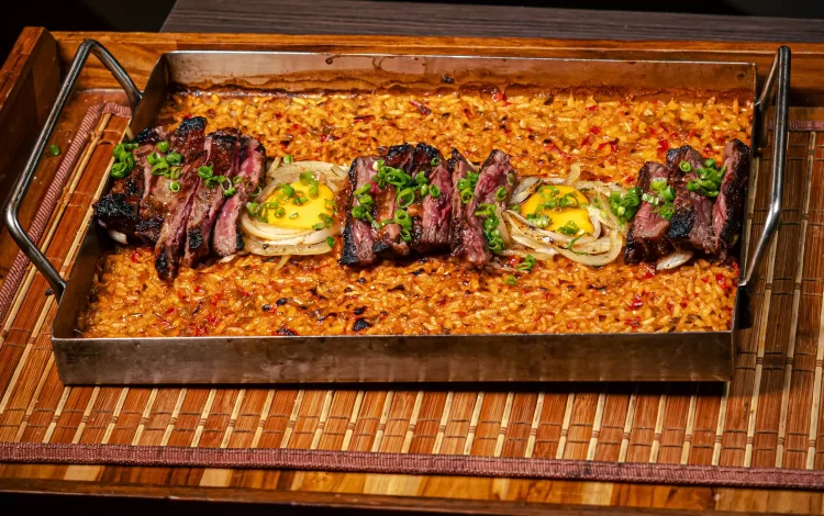 Arroz con Entraña Encebollada con Yema de Huevo Templada