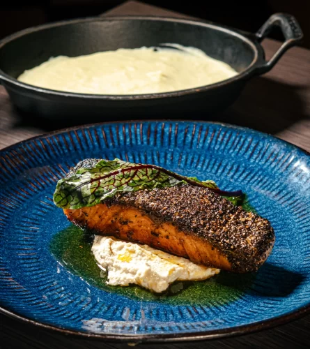 Salmón Pepper y Ajo Blanco