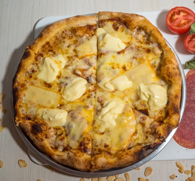 4 Quesos Deluxe Pizza