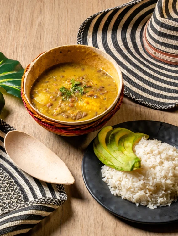 SANCOCHO DE GUANDÚ CON CARNE SALADA