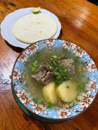 Caldo de Costilla con Arepa Tela