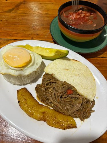 Frijoles Rancheros con Tocineta y Salchicha Ranchera