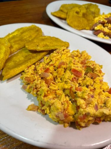 Huevos al Gusto con Yuca o Patacones
