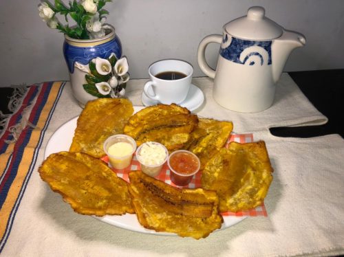 Patacones con Crema de Queso y Hogao