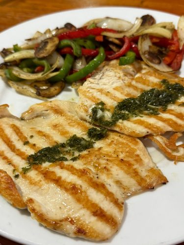Pechuga o carne o cerdo Grill con Chimichurri