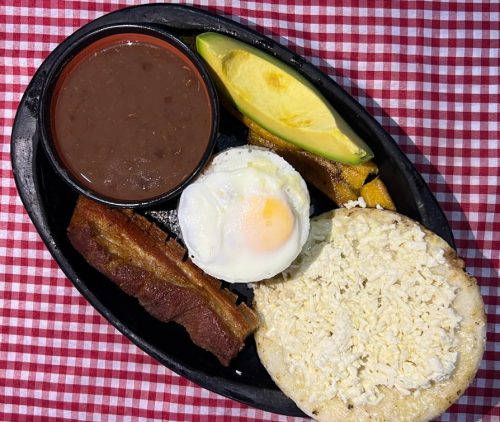 Típico Montañero con Chicharrón