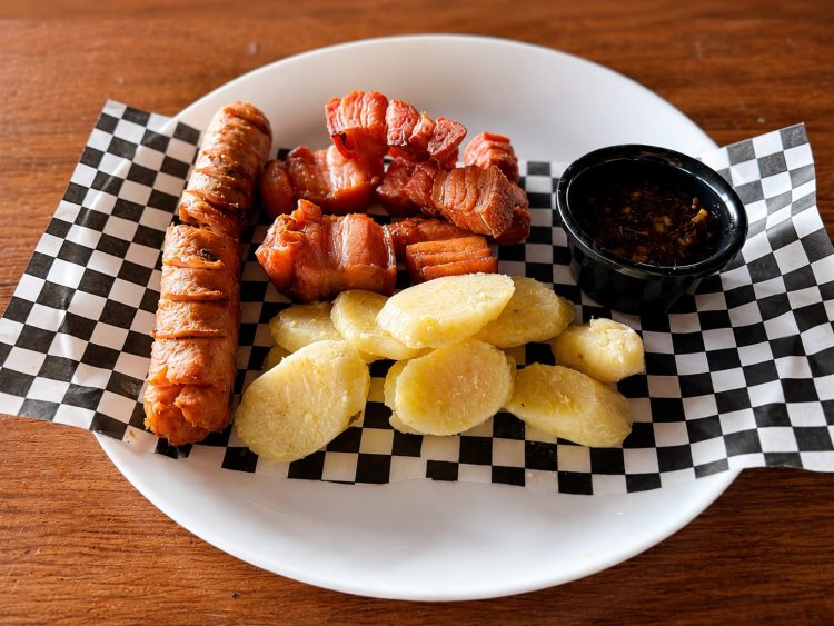 CICHARRÓN CON CHORIZO Y BOLLO