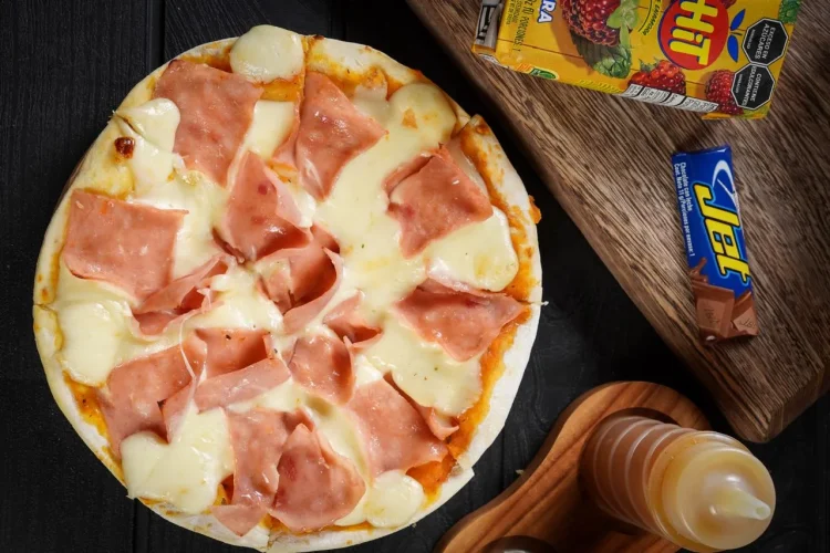 Mini Pizza + Jugo Cajita + Dulce